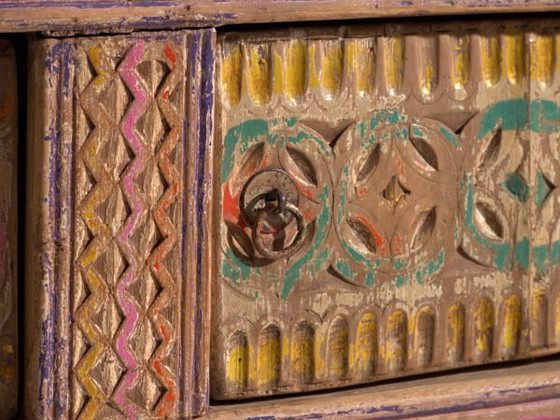 Meuble bas ancien sculpté avec tiroirs en pin – Xinjiang, circa 1900 – Vaisseliers (photo 11 of 40)