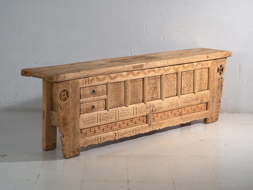 Buffet bas ancien sculpté en bois de sapin – Chine, vers 1930