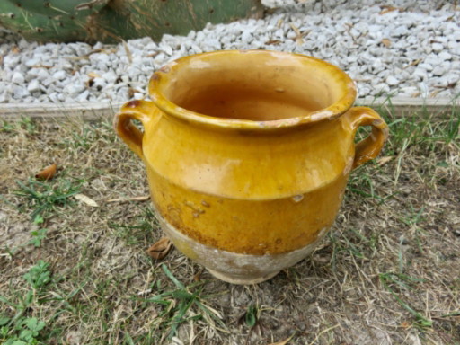 Raro vasetto per marmellata in terracotta smaltata gialla, proveniente dalla Francia sud-occidentale. (photo 2 of 12)