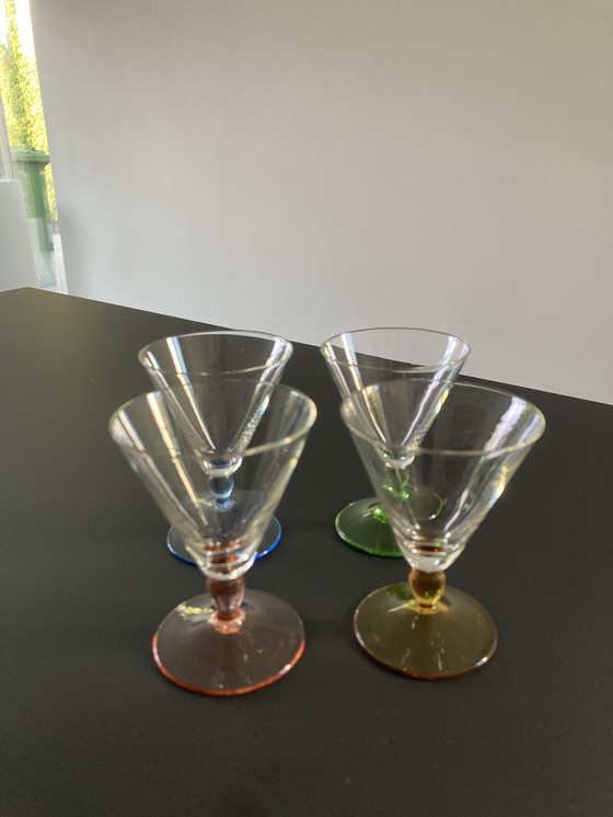 Image 1 of Vier französische Schnapsgläser, Mid Century (1950er Jahre), mit farbigem Sockel