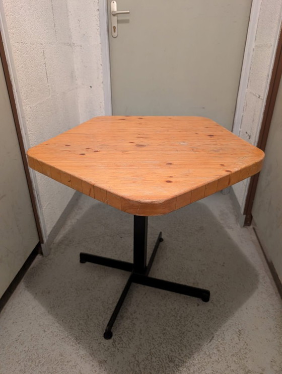 Vijfhoekige tafel van de Arcs, Charlotte Perriand circa 1973 – Charlotte PERRIAND, les Arcs, Bijzettafels (photo 3 of 5)