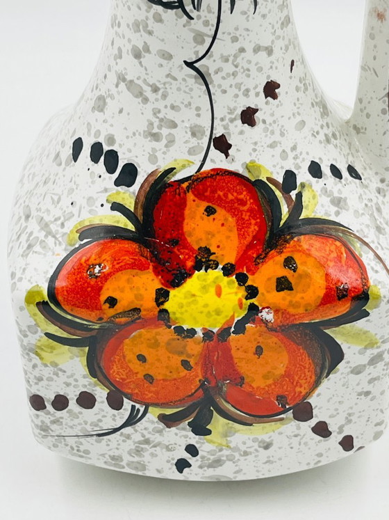 Image 1 of Vintage Italiaanse vaas in de vorm van een karaf met bloemversiering, jaren 70.