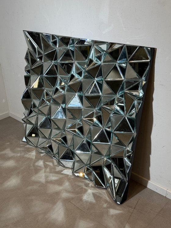 Gran panel de espejo facetado escultórico – Espejo de pared prismático – 145 × 125 cm – Objetos decorativos (photo 3 of 7)