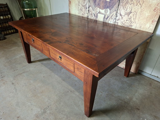 Klassieke teakhouten salontafel lichte gebruikssporen afm.120x79cm en 51cm hoog.