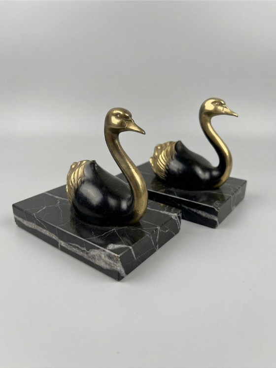 Image 1 of Pair of Art Deco bookends with swans in spelter and black marble – France, 1930s