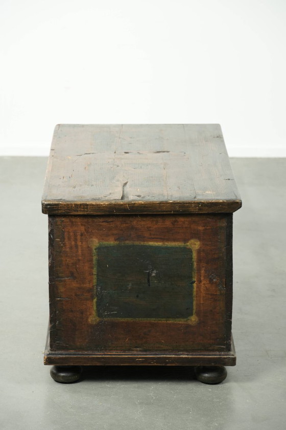 Image 1 of Subtiele en Decoratieve Met de Hand Beschilderde Antieke Oostenrijkse Bruid Kist Met Karakter