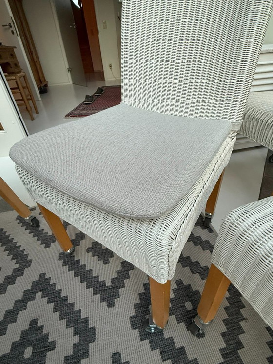 Image 1 of 8 originele Lloyd LOOM stoelen, eetkamerstoelen, ook in kleinere aantallen verkrijgbaar, houten frame, wit riet.
