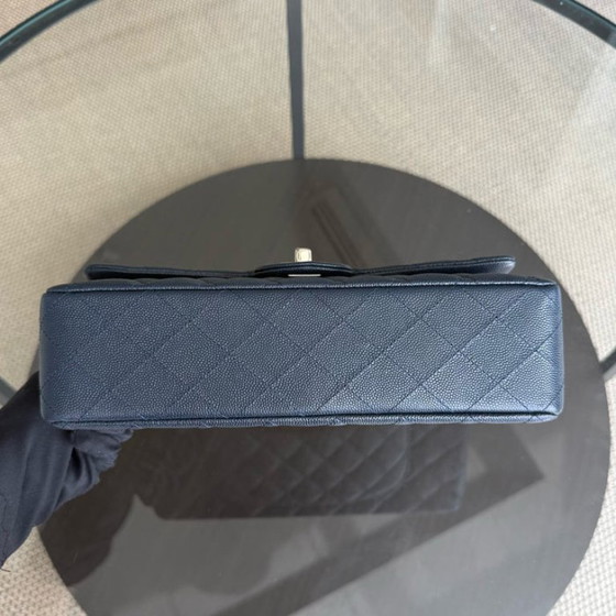 Image 1 of Borsa Chanel Classic Flap Medium - Caviar 25CM trapuntata blu scuro, finiture oro chiaro, serie 26