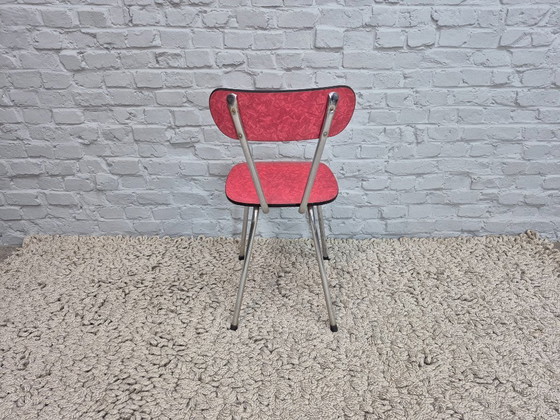Image 1 of Ensemble de 2 chaises de cuisine design vintage de Brabantia, en Formica rouge marbré, Pays-Bas, années 1960