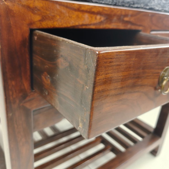 Rare brique d'or impériale chinoise (Jīn Zhuān) sur une table d'exposition en bois réalisée sur mesure. (photo 3 of 16)