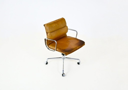 Stoel met zacht kussen, ontworpen door Charles & Ray Eames voor Herman Miller, jaren 70. – bureaustoelen (photo 2 of 10)