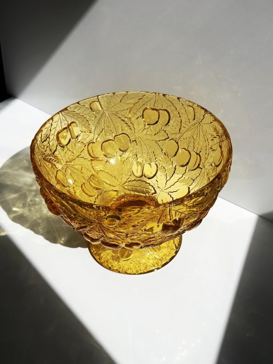 Image 1 of Vintage fruitschaal Art Deco Josef Inwald kersenkleurige schaal op voet, glas, jaren 30, 1930, CZ Barolac Ambergeel