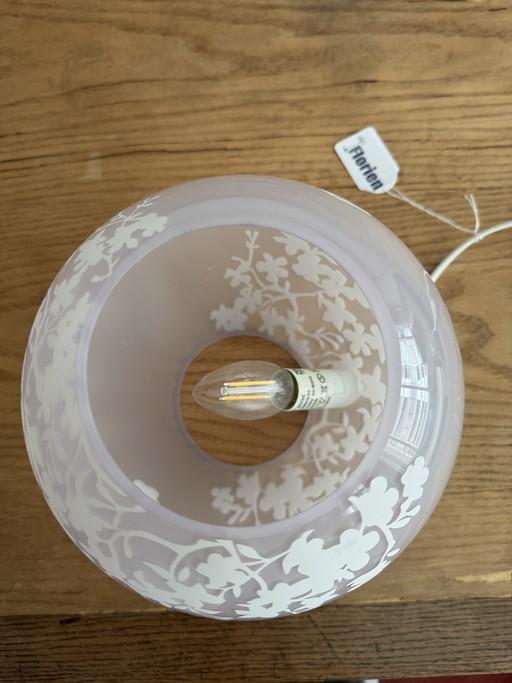 Lámpara de mesa IKEA Knubbig blanca de 22 cm