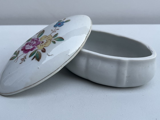 Vintage, Oval Porcelain Box with Floral Pattern on the Lid. – Decorative Objects (photo 3 of 5)