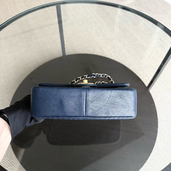 Image 1 of Chanel Seasonal Flap Small - 23CM Surpique CC Herringbone Medallion Flap Chevron Donkerblauw Goudkleurige hardware Serie 21