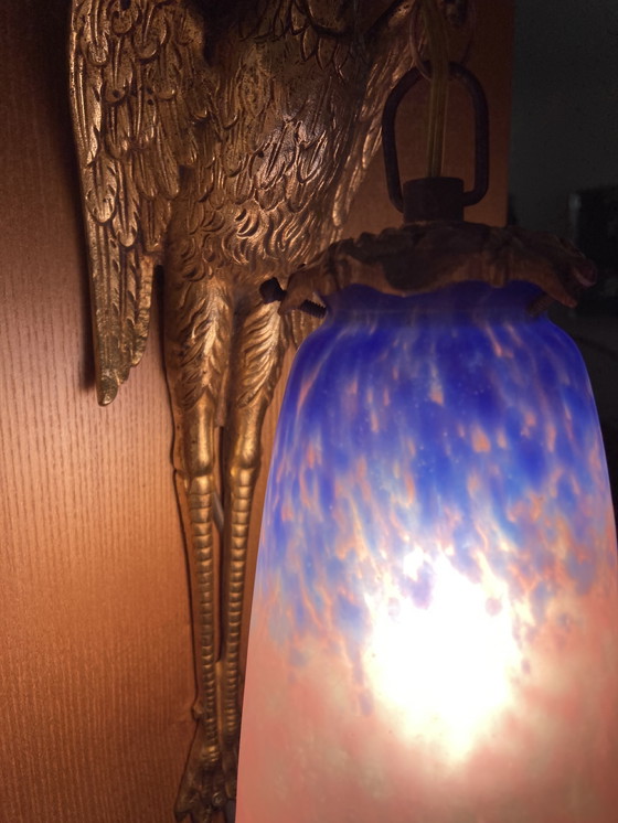 Image 1 of Wandleuchte mit Kranichmotiv aus vergoldeter Bronze – Cheuret- und Glasschirm, signiert Scheider