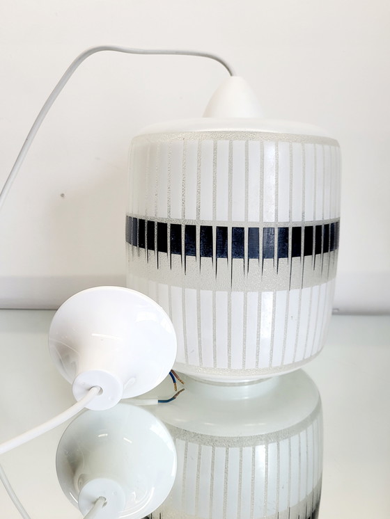 Image 1 of Vintage glazen hanglamp, wit met reliëfstructuur zwart decor, jaren 80