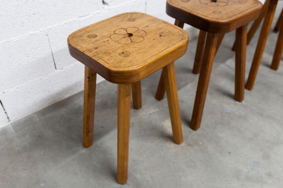 Image 1 of Set di 4 sgabelli brutalisti, fatti a mano, anni '60, design floreale