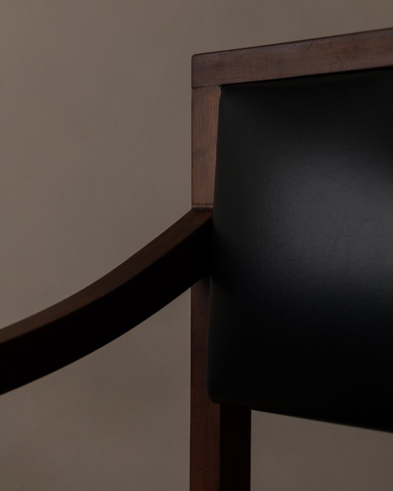 Image 1 of Vintage Houten Armstoel Met Zwart Kunstleer, Scandinavische Stijl