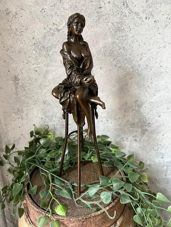 Image 1 of Bronzestatue einer Dame auf einem Stuhl mit einem Apfel