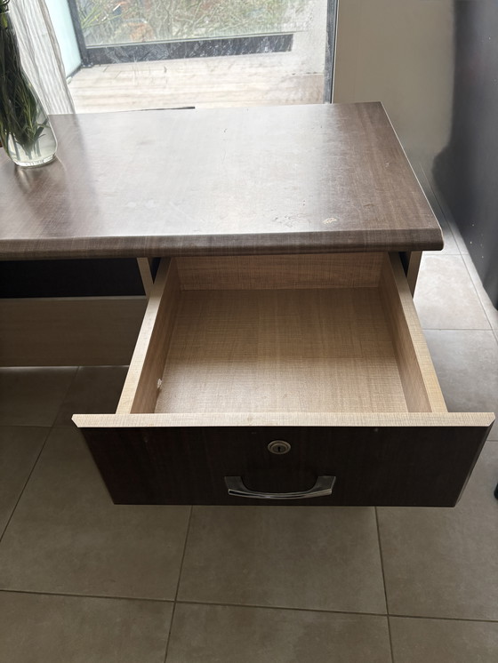 Image 1 of Scrivania da ufficio in legno massello con contenitore