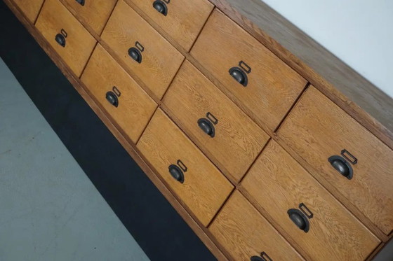 Image 1 of Grote vintage Nederlandse eiken winkelkast / dressoir, jaren 1950