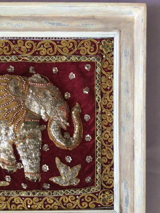 Image 1 of Elefante ricamato su stoffa incorniciato, fatto a mano dall'India