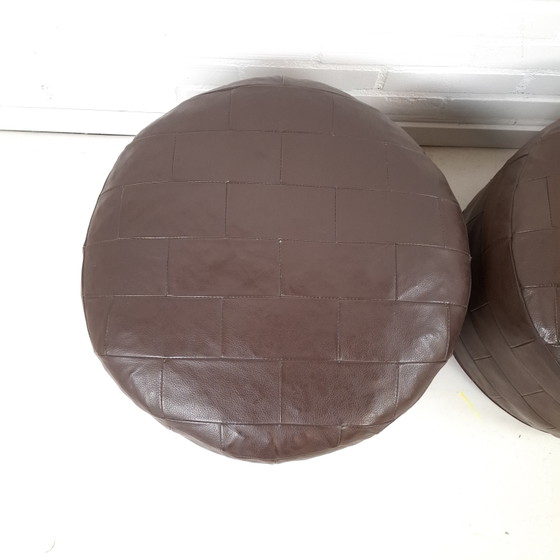 2x Vintage Round Patchwork Leather Pouf Dark Brown 1970s – Footstools & poufs (photo 4 of 7)