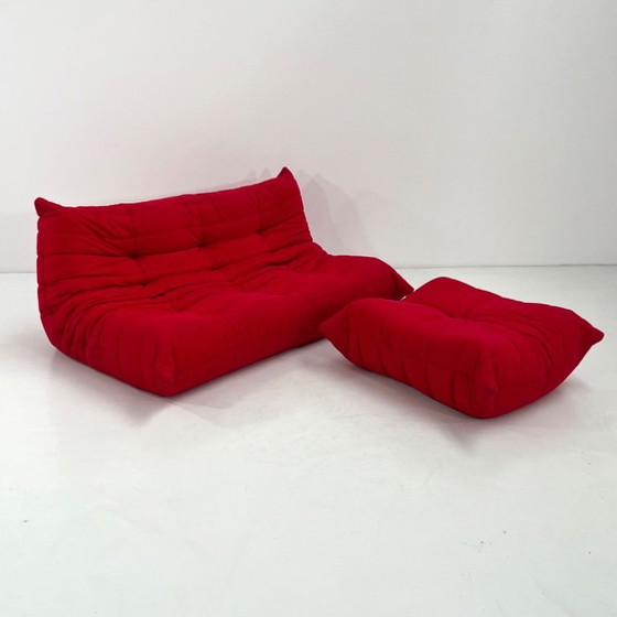 Image 1 of Divano a tre posti Togo rosso con pouf, disegnato da Michel Ducaroy per Ligne Roset, anni '70.