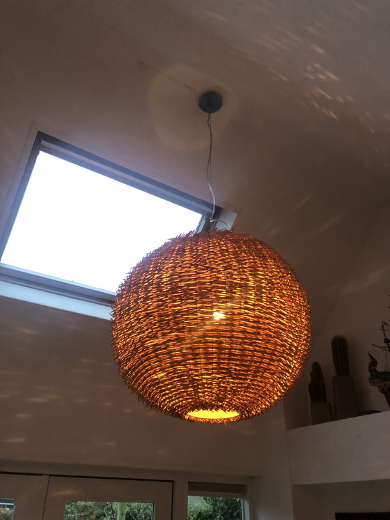 Image 1 of Bolvormige pitriet lamp diameter 90 cm.