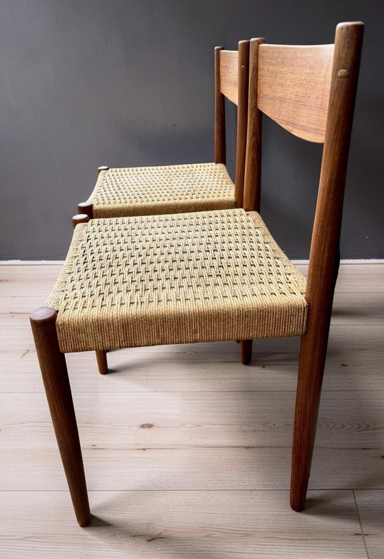 Image 1 of Een paar Deense eetkamerstoelen van Poul Volther voor Frem Rojle. Midden 20e eeuw.