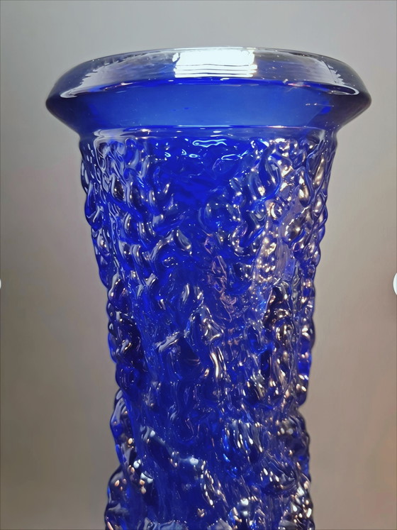 Image 1 of Schwedische Designvase von Lars Hellsten für Skruf – Kobaltblauer Brutalist (24 cm)