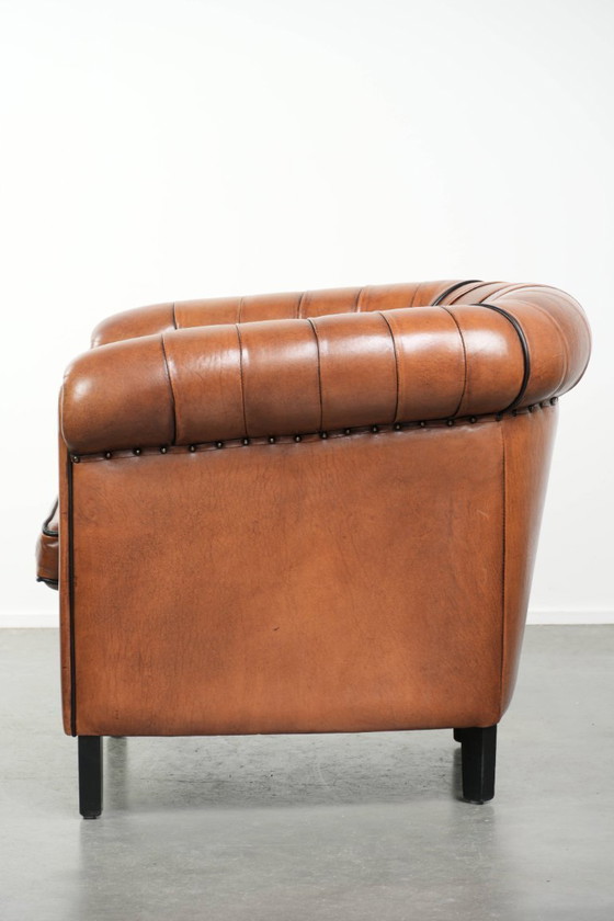 Image 1 of In goede staat verkerende schapenleren chesterfield clubfauteuil in Engelse stijl