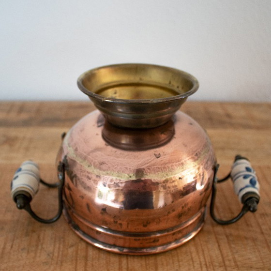 Image 1 of Vintage bloempot op voet uit de jaren '50 van koper, messing en Delfts blauw porselein