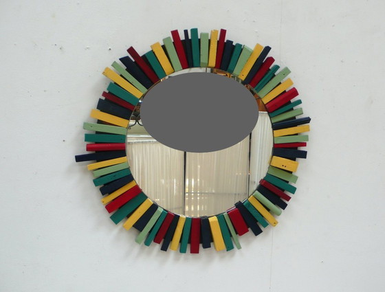 Vintage ronde wandspiegel met een kleurrijk, rustiek houten frame, handgemaakt. – Wood, Glass (photo 3 of 5)