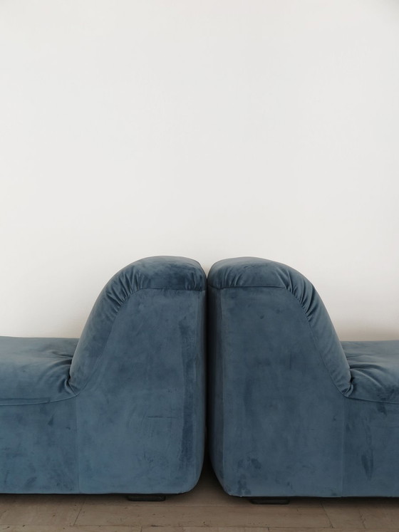 Fauteuils en velours bleu, Italie, années 70, lot de 3 – Plastique (photo 7 of 12)