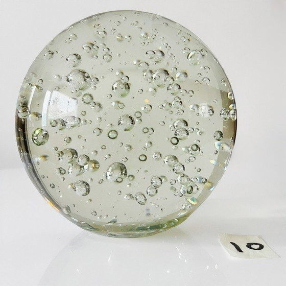 Image 1 of Presse-papier vintage en verre transparent à bulles contrôlées, 9,5 cm