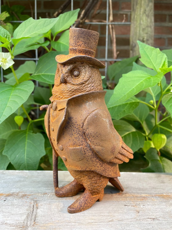 Image 1 of Hibou en costume avec canne et chapeau Statue en fonte