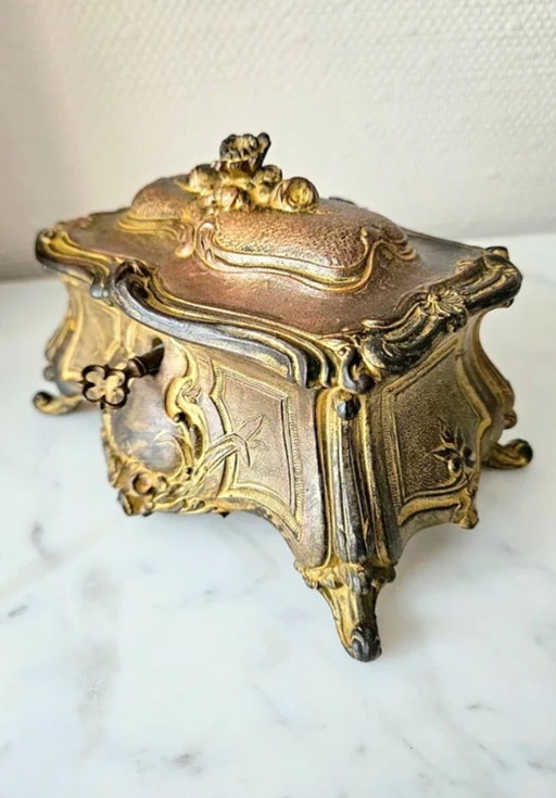 Ancien coffret à bijoux style Rocaille en bronze ou métal d'art doré époque Napoléon III boîte de coiffeuse de collection style 
