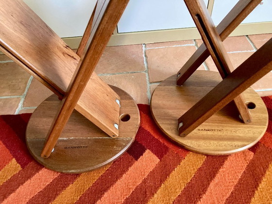 Image 1 of Een paar vintage Bankotte klapstoelen van massief cederhout, geïnspireerd op de "Suzy"-stoelen van Adrian Reed.