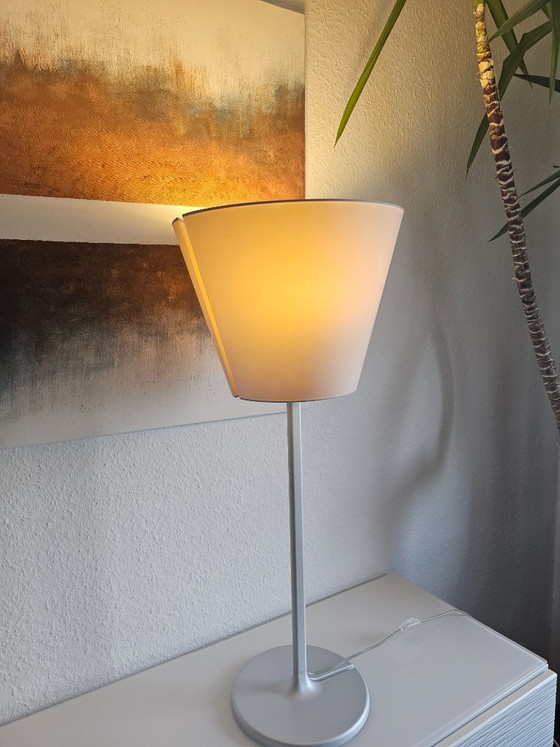 Artemide Melampo Tavolo – Large designer table lamp (Design: Adrien Gardère) – Aluminium, Cotton (photo 9 of 15)