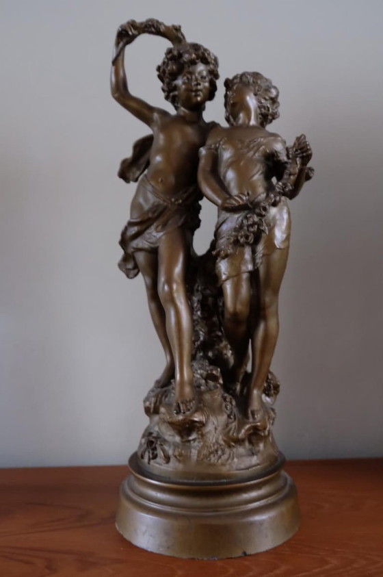 Una estatua dorada/cobriza de un niño y una niña jóvenes enamorados. – Esculturas, Metal (photo 11 of 19)
