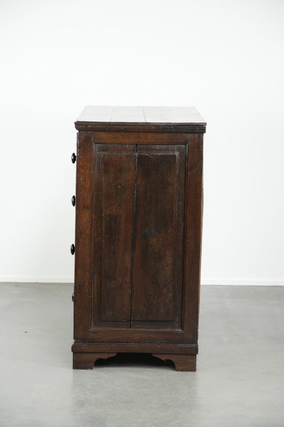 Image 1 of Große und imposante englische antike Eichenkommode aus dem frühen 18. Jahrhundert mit 5 Schubladen