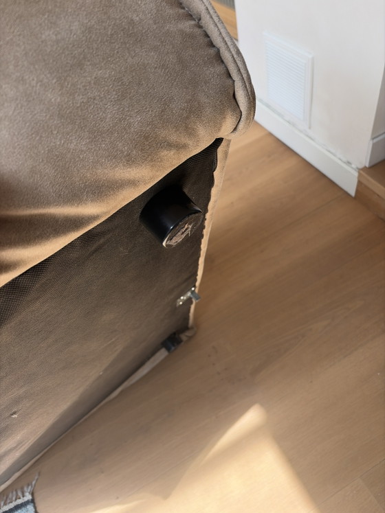 Image 1 of Beige Wildleder-Dreisitzer-Sofa