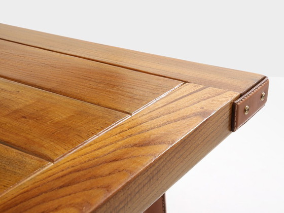 Image 1 of Mesa de comedor de Jacques Adnet, de madera de roble y cuero rojo, 1950.