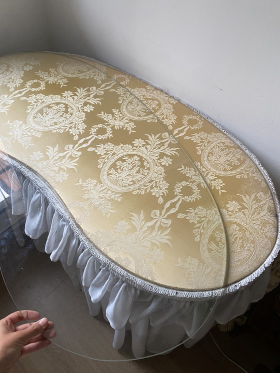 Elegante toeletta vintage con piano in vetro, motivo damascato e tende. – Tolette, Wood, Glass (photo 7 of 8)