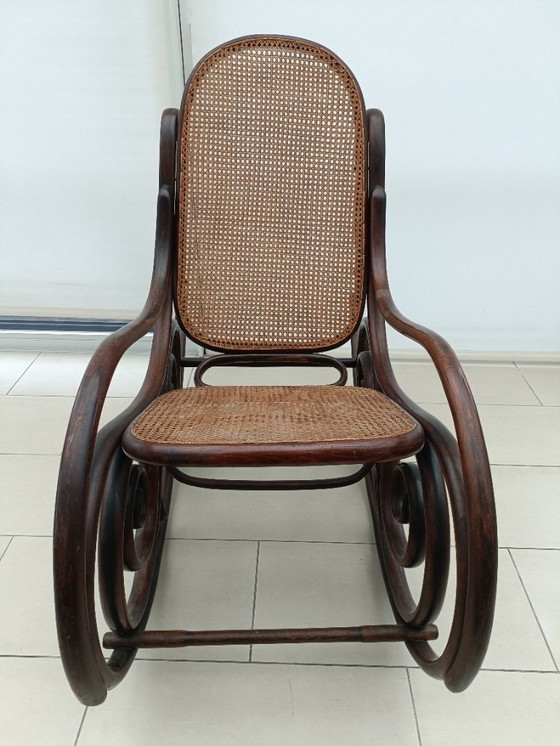 Image 1 of Antiek Thonet gebogen houten rieten schommelstoel