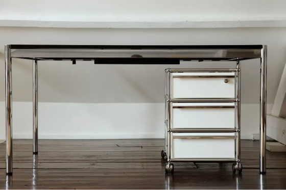 Table USM Haller Advanced + conteneur à roulettes – Prix fixe – Bureaux, Chrome (photo 2 of 18)