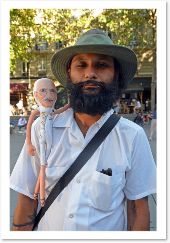 Image 1 of Cadeau van Mahatma Gandhi | Decoratie met Gandhi-beeldje | Kunstpop voor verzamelaars | Cadeau van een vredesactivist