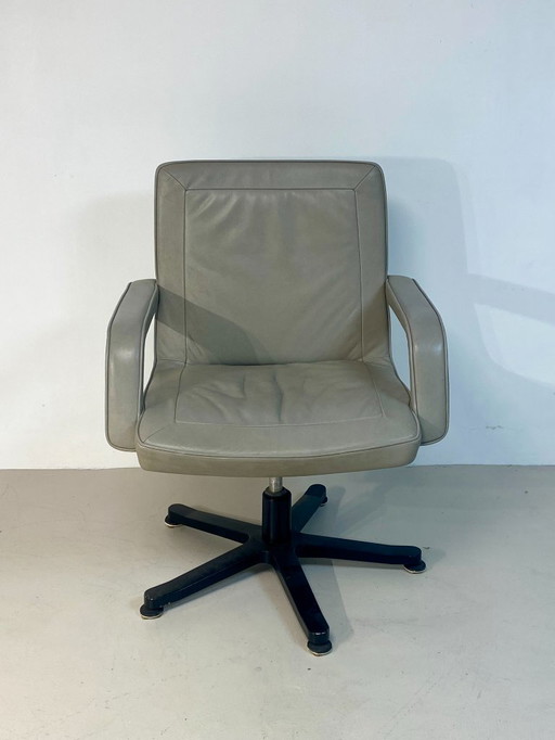Visitor armchair mobilier international cuir Gris 2000 Ref Camilla